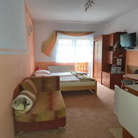 Goscinne Janosik, Apartment *