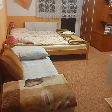 Goscinne Janosik, Apartment *