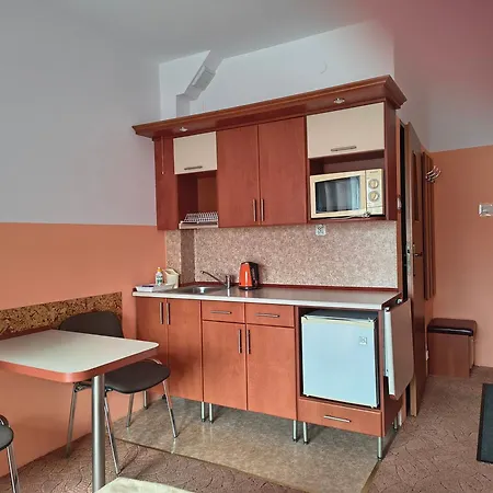 Goscinne Janosik, Apartment *