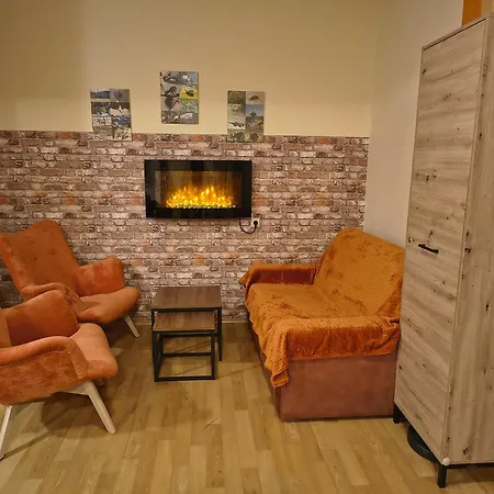 Goscinne Janosik, Apartment *